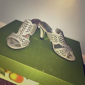 Sparkling high heels by the brand Pierre Dumas.